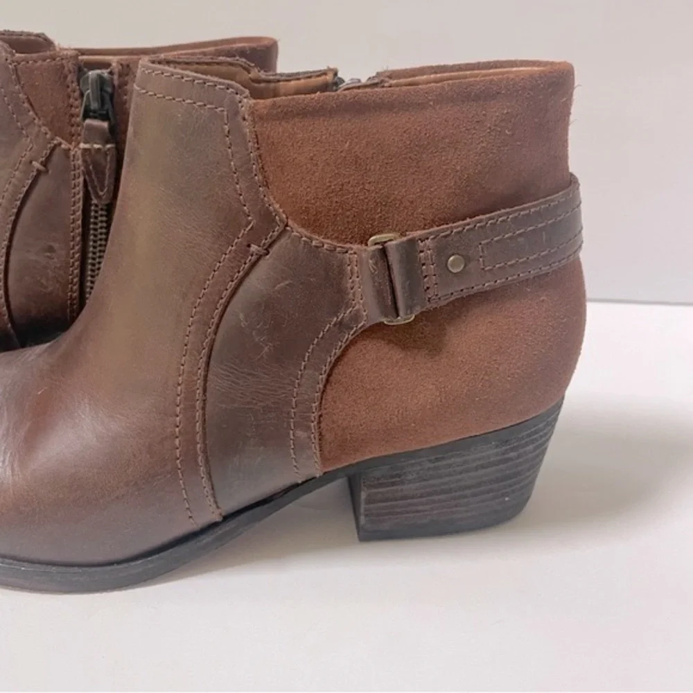 Clarks Maypearl Lilac Dark Tan Cushion Footbed Booties Sz 8.5